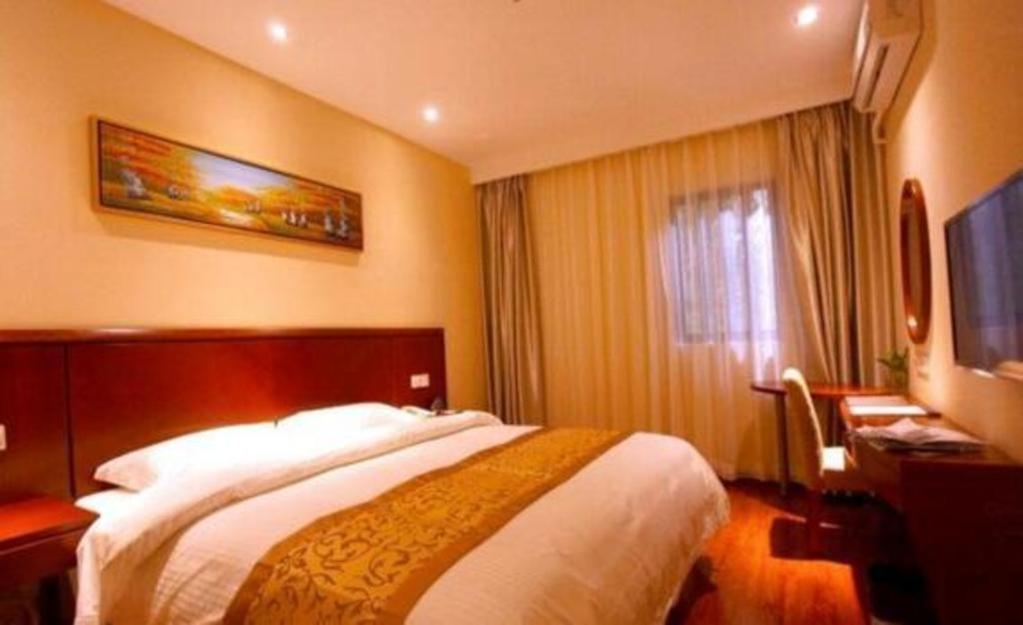 Greentree Songjiang Wanda Plaza Rongmei Road Express Hotel 3*