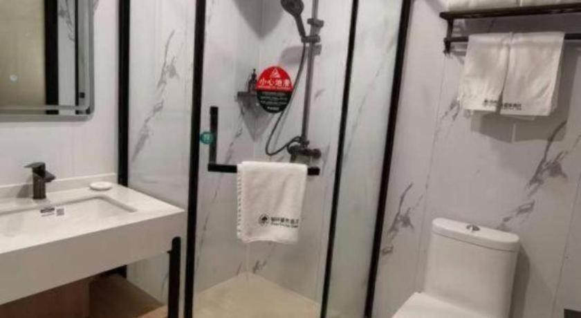 Hotel Greentree Songjiang Wanda Plaza Rongmei Road Express 3*