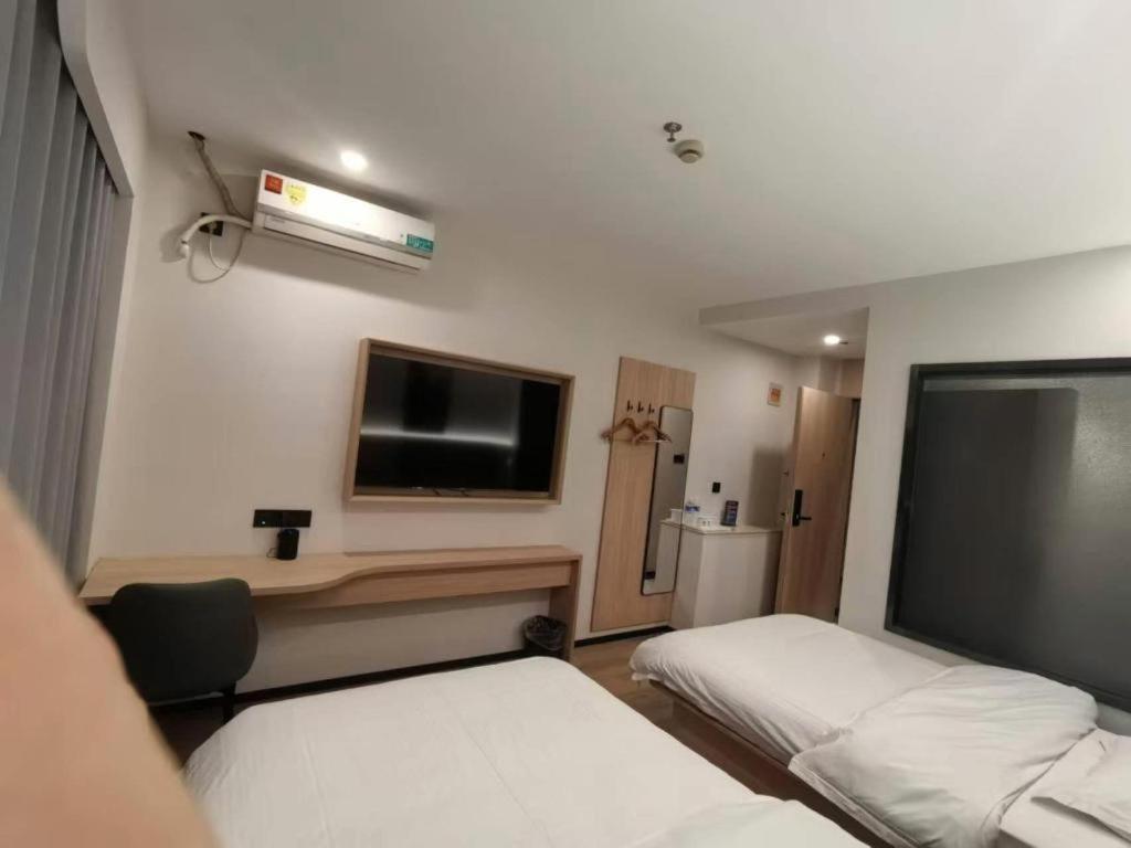 Hotel Greentree Songjiang Wanda Plaza Rongmei Road Express 3*