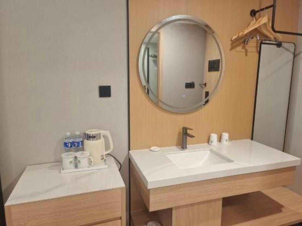 Hotel Greentree Songjiang Wanda Plaza Rongmei Road Express 3*